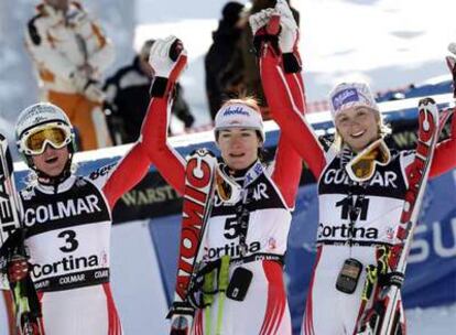 Las tres esquiadoras celebran el triunfo