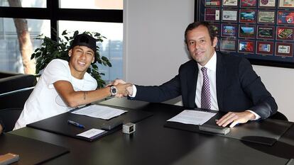 Neymar y Sandro Rosell, en 2013, cuando el brasileño fichó por el Barcelona.