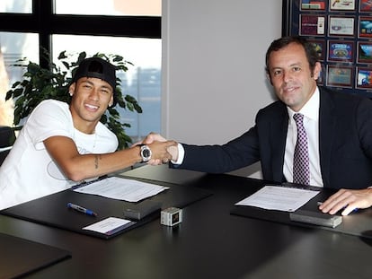 Neymar y Sandro Rosell, en 2013, cuando el brasileño fichó por el Barcelona.