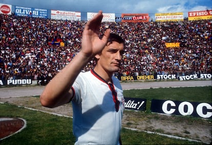 El futbolista italiano Luigi "Gigi" Riva en el Cagliari hacia 1970.