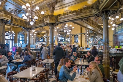 El Café Iruña, uno de los lugares en el casco histórico de Pamplona donde paran los peregrinos del Camino de Santiago y solía hacerlo también Ernest Hemingway.