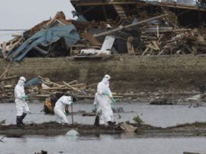 Miembros de los servicios de rescate buscan cadáveres de las personas desaparecidas en la ciudad de Futaba, a espaldas de la central nuclear de Fukushima, en la prefectura de Fukushima (Japón), el pasado 18 de abril.