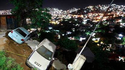 Dois carros prestes a cair num barranco após o terremoto em Acapulco. Em vídeo, o momento do tremor na Cidade do México.