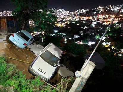 Dos coches a punto de caer a un barranco tras el seísmo en Acapulco.