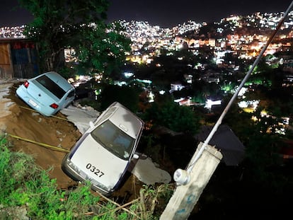 Dois carros prestes a cair num barranco após o terremoto em Acapulco. Em vídeo, o momento do tremor na Cidade do México.