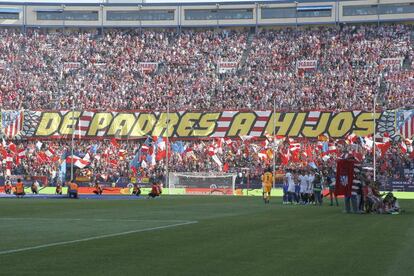 Vista de una pancarta hoy 19 de Marzo, Día del Padre, al inicio del partido de la vigésimo octava jornada de Liga que el Atlético de Madrid y el Sevilla disputan en el estadio Vicente Calderón.