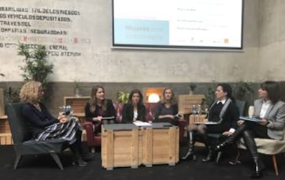 De izquierda a derecha, Rocío Miranda de Larra (Orange), María Luisa Melo (Huawei), Victoria Fraguas (EY), María Luz García de Castro (Ericsson), Isabel Ordoyo (Altran) y la moderadora Sonsoles Moralejo, debaten sobre sobre el papel de la mujer en el ámbito digital.