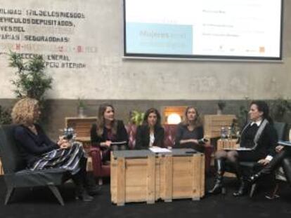 De izquierda a derecha, Rocío Miranda de Larra (Orange), María Luisa Melo (Huawei), Victoria Fraguas (EY), María Luz García de Castro (Ericsson), Isabel Ordoyo (Altran) y la moderadora Sonsoles Moralejo, debaten sobre sobre el papel de la mujer en el ámbito digital.