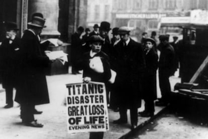 Un vendedor de periódicos anuncia en Londres, en 1912, el hundimiento del <i>Titanic.</i>