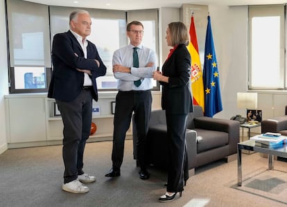 Esteban González Pons, Alberto Núñez Feijóo y Cuca Gamarra, el lunes en la sede del PP en Madrid.