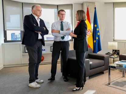 Esteban González Pons, Alberto Núñez Feijóo y Cuca Gamarra, el lunes en la sede del PP en Madrid.