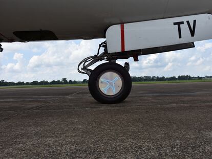 Dispositivo luminoso de WheelTug en la rueda de un avión.