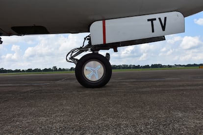 Dispositivo luminoso de WheelTug en la rueda de un avión.