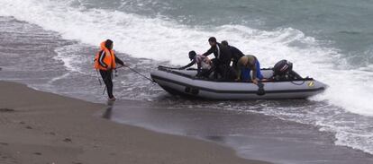 Los soldados marroquíes trasladaron a los inmigrantes que pretendían cruzar a Ceuta a nado.