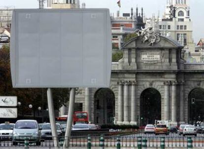 Uno de los chirimbolos instalados en las calles de Madrid, frente a la Puerta de Alcalá.