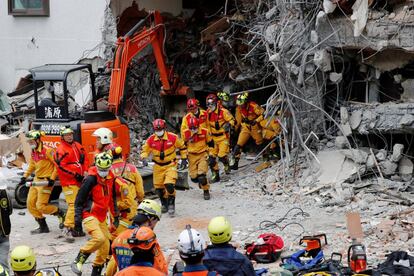 Brigadas de rescatistas abandonan un hotel tras una réplica del terremoto en Hualien (Taiwán), el 7 de febrero de 2018.