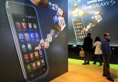 Un grupo de visitantes en una exposición de Samsung en Corea del Sur.