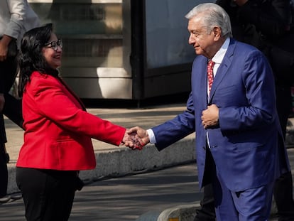 Andrés Manuel López Obrador y Norma Lucía Piña estrechan sus manos previo a la Marcha de la Lealtad, en Ciudad de México, en febrero de 2023.