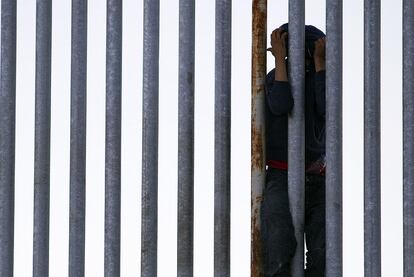 Un joven marroquí intenta entrar en el puerto de Ceuta a través de una escollera.