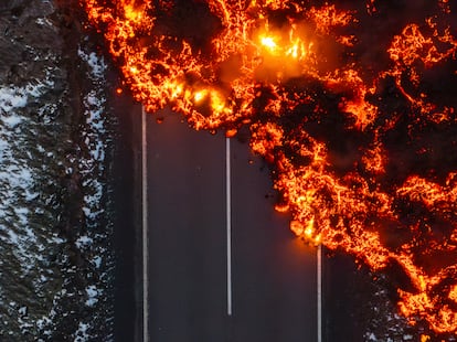 La lava cubre una carretera de Islandia.