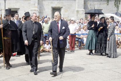 El alcalde de Bilbao, Iñaki Azkuna (derecha), junto al obispo Mario Iceta, ayer en la romería de Begoña.