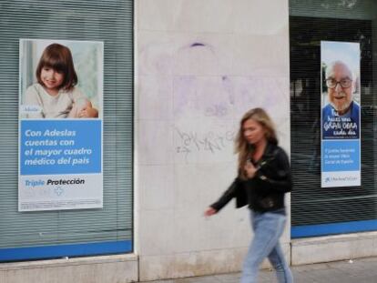 Una sucursal de La Caixa en Madrid, con una promoción de venta de seguros.