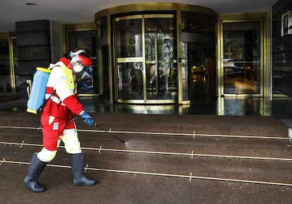 Desinfección de la zona de entrada del hotel Miguel Ángel, en Madrid, el pasado 1 de abril.