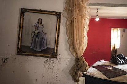 En el domicilio de Juana Díaz y Francisco Romero, en Atizapán, muebles y pertenencias quedaron dañados por el lodo.