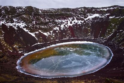 El cráter Kerid, con su lago verde congelado.