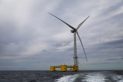 Varios aerogeneradores de un proyecto de eólica flotante en Viana do Castelo (Portugal).