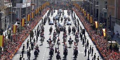 El rey Felipe VI recibe las felicitaciones de los ciudadanos en la Gran Vía de Madrid.