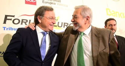 El consejero de Hacienda y el secretario de Estado, ayer, antes de la conferencia.