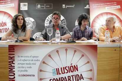 La actriz Lucía Álvarez, el poeta Luis García Montero y los escritores Carlos Prado y Eduardo Mendicutti, en la presentación del manifiesto.