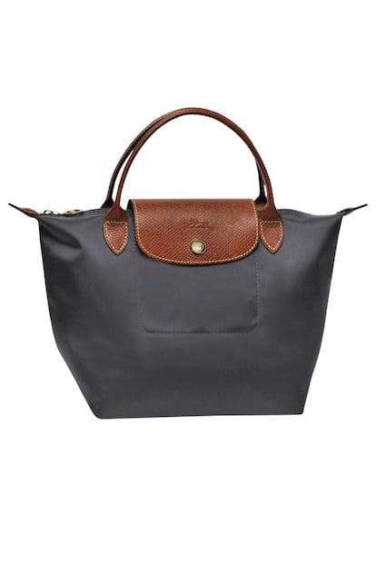 Dos en uno. Si pensamos en Longchamp, lo primero que nos viene a la cabeza es su clásico modelo Le Pliage. Comodidad y versatilidad son las claves de este bolso plegable realizado en cuero y nylon.