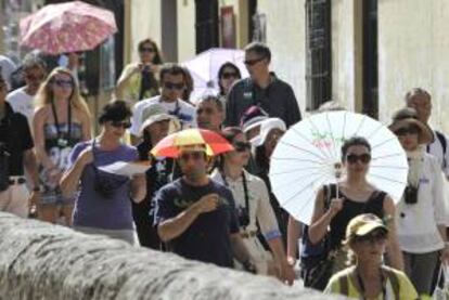 Turistas se protegen del sol en Granada. EFE/Archivo