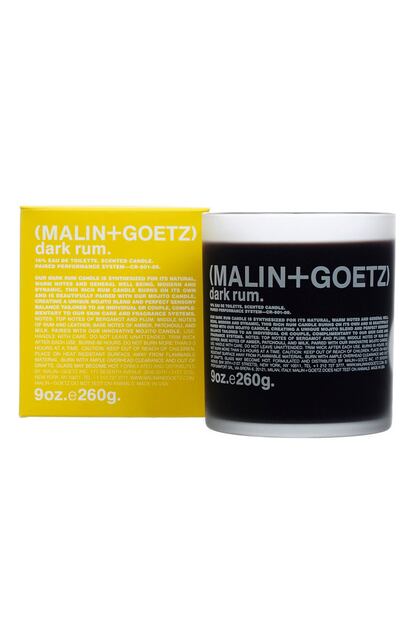 En Malin+Goetz se han inspirado en el ron negro para perfumar esta deliciosa vela. La vela Ron Oscuro ilumina, ambienta y crea una atmósfera cálida y sensual gracias a sus notas de bergamota y ciruela, con corazón de ron y cuero y fondo sensual de ámbar, pachulí y vainilla. Un capricho que no emborracha que cuesta 52 euros y se puede adquirir en Isolée.