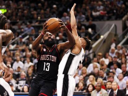 Harden lanza entre Leonard y Mills. 