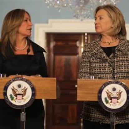 La ministra de Exteriores, Trinidad Jiménez, junto con la secretaria de estado de Estados Unidos, Hillary Clinton