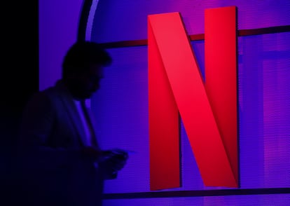 Un hombre delante del logo de Netflix en un evento en Mumbai, India, en febrero de 2024.