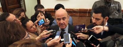 El ministro de Economía, Luis de Guindos, contesta a las preguntas de los periodistas.