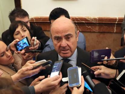 El ministro de Economía, Luis de Guindos, contesta a las preguntas de los periodistas.