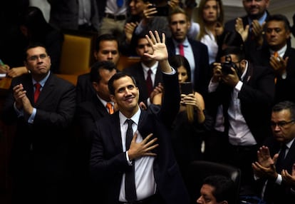 O novo presidente da Assembleia Nacional da Venezuela, Juan Guaidó, cumprimenta os presentes durante a sessão de abertura, em Caracas (Venezuela), em 5 de janeiro de 2018. Guaidó declarou o presidente Nicolás Maduro “ilegítimo” e considerou usurpada a cadeia de comando das Forças Armadas, às quais pediu apoio aos esforços para "restaurar a democracia" no país. Juan Guaidó – militante do partido Vontade Popular – expressou a intenção de que a Assembleia Nacional da Venezuela assuma a representação do povo, enquanto trabalhava por uma transição política no país. Guaidó recebeu o apoio de Luis Almagro, secretário-geral da OEA, que reiterou ao presidente venezuelano o não reconhecimento da Assembleia Nacional Constituinte, e acrescentou: "Guaidó tem o nosso respeito conquistado como político venezuelano, por pertencer a uma geração de jovens que vem mantendo coerência nas lutas pelas liberdades fundamentais e pela democracia em seu país”.