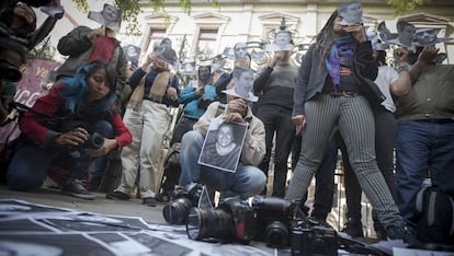 Fot&oacute;grafos y reporteros participan en una protesta frente a la sede del Gobierno del Estado de Veracruz en Ciudad de M&eacute;xico, en 2016.