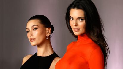 Las Glow drops son perfectas para conseguir iluminar el rostro con un toque sutil como Hailey Bieber y Kendall Jenner. Foto: Kevin Winter. GETTY IMAGES.