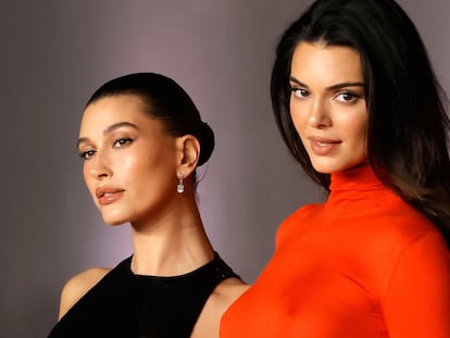 Las Glow drops son perfectas para conseguir iluminar el rostro con un toque sutil como Hailey Bieber y Kendall Jenner. Foto: Kevin Winter. GETTY IMAGES.