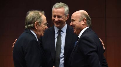 Luis de Guindos unto a los ministros de econom&iacute;a de Francia, Bruno Le Maire y de Italia, Pier Carlo Padoan durante un encuentro del Eurogrupo.