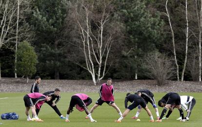 El jugador del Chelsea Fernando Torres (centro) asiste al entrenamiento del equipo en Cohbam en Surrey (Reino Unido)