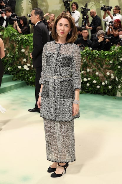 La directora de cine Sofia Coppola, fiel a Chanel, con un conjunto de chaqueta larga y falda a juego. 