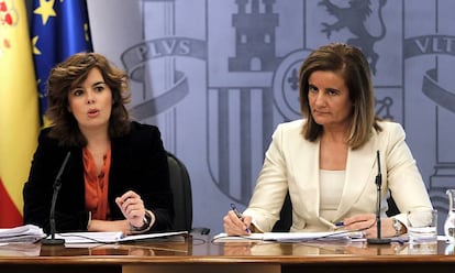 Soraya S&aacute;enz de Santamar&iacute;a y F&aacute;tima B&aacute;&ntilde;ez, tras el Consejo de Ministros que aprob&oacute; la reforma laboral de 2012.