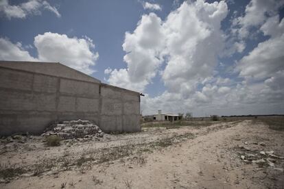 Del antiguo rancho del huido Luis Garza Gaytán sólo quedan los muros y un suelo de cemento resquebrajado.
